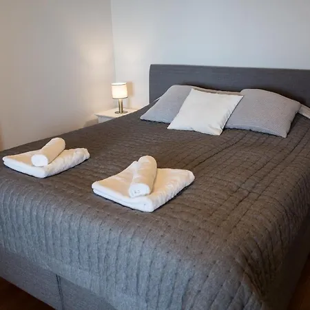 Superior Front Apt With Sauna & Balcony 아파트